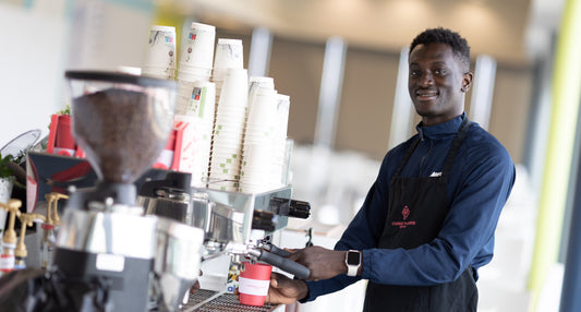 Ibrahima, barista Change Please qui sert du café.